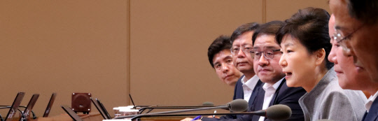 박근혜 대통령이 8일 오전 청와대에서 열린 수석비서관회의에 참석하고 있다. 박 대통령은 이날 수석비서관회의에서 "정치권 일부에서 북한의 주장과 맥락을 같이하는 황당한 주장을 공개적으로 한다"고 야권 일부에서 나오고 있는 주장을 정면으로 정면으로 비판했다.  연합뉴스